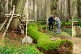 Cmentarz leśników w Nadleśnictwie Zdrojowa Góra zasypały liście. Odbyła się akcja sprzątania [ZOBACZ ZDJĘCIA]
