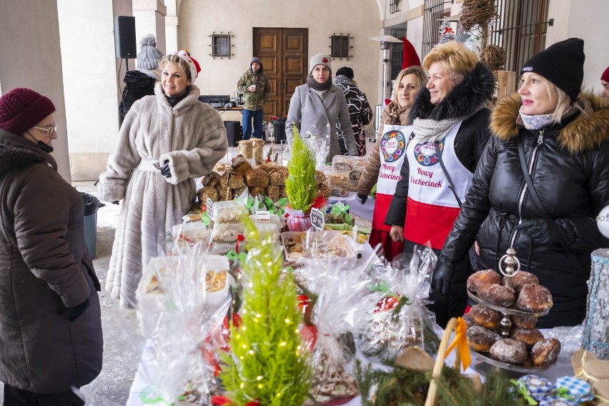 Niezwykły jarmark świąteczny w Warszawie. Wyroby prezentują twórcy ludowi. Kupicie tu m.in. ludową ceramikę, koronkę klockową i smakołyki