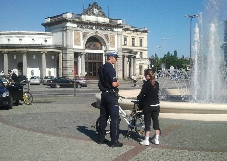 Wrocław: Policja kontroluje pieszych, rowerzystów i kierowców (ZDJĘCIA)