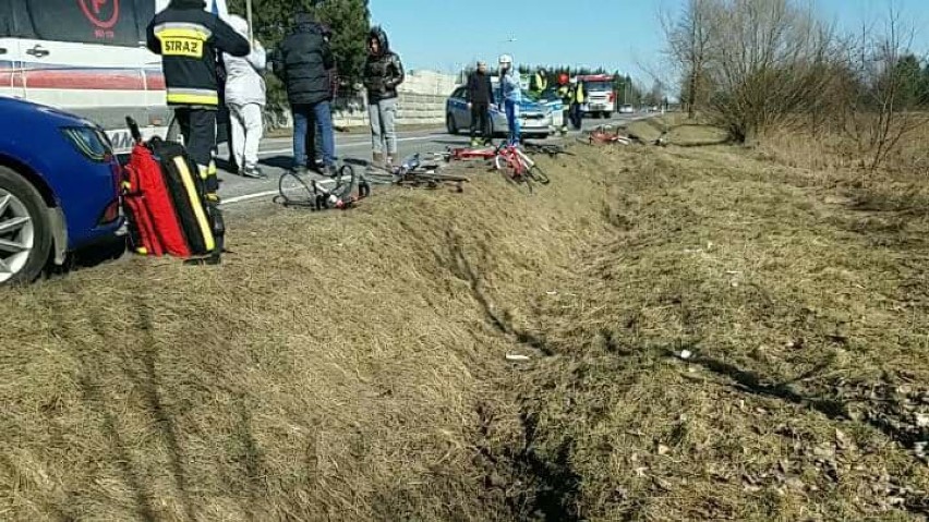 Wypadek pod Warszawą. Samochód uderzył w kolarzy