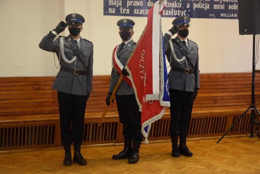 Święto Policji 2021 w Wieluniu. Były awanse i listy gratulacyjne od komendanta wojewódzkiego 