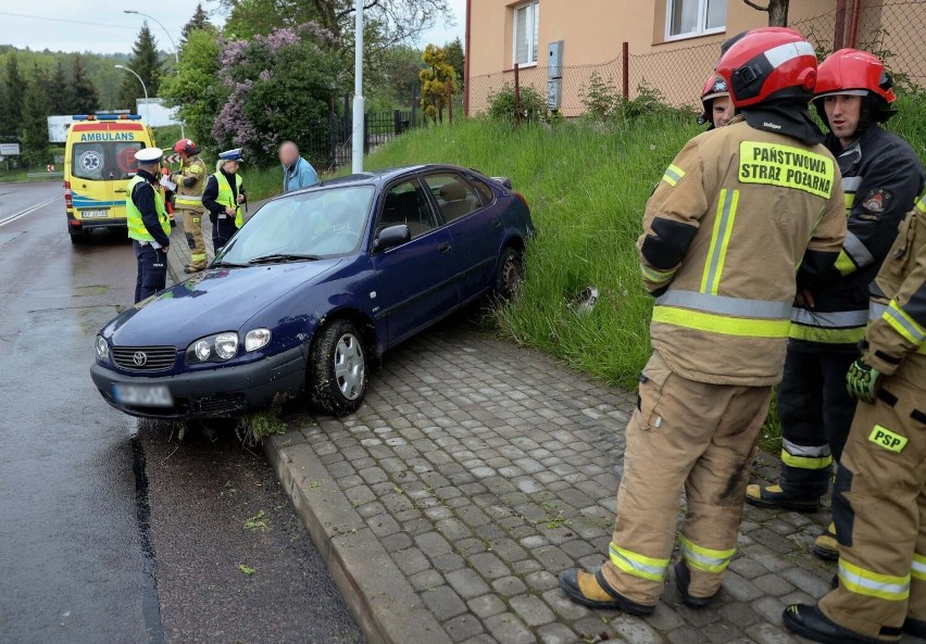 Przemyśl. Samochód wypadł z drogi wprost na chodnik. 81-latek nie dostosował prędkości do warunków [ZDJĘCIA]