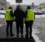 Policja zatrzymała sprawcę dwóch napadów na sklepy na Górnej. Zgubiły go buty