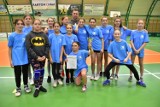 Dziewczyny z SP nr 1 w Kożuchowie grają najlepiej w unihokeja w powiecie nowosolskim 