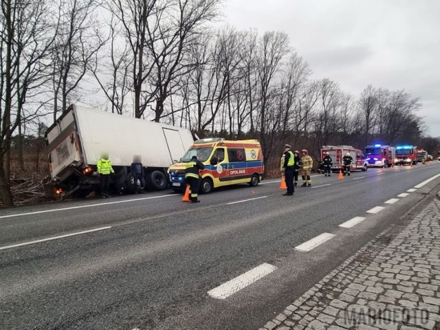 Ciężarówka wjechała do rowu w Walidrogach.