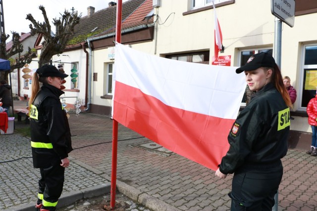 Pierwszym akordem patriotycznej imprezy była msza święta w intencji Ojczyzny, którą odprawił w miejscowym kościele ks. Dawid Siwak. Po jej zakończeniu mieszkańcy przeszli na rynek w asyście młodzieżowej orkiestry dętej z Drezdenka oraz pocztów sztandarowych strażaków, policji, leśników i szkoły.