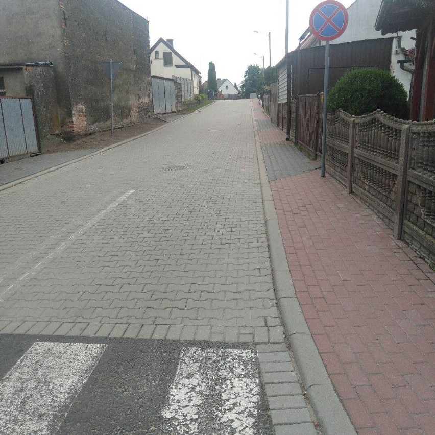 Na zdjęciu ulica Sworzycka w Bukowcu, na której znajduje się...