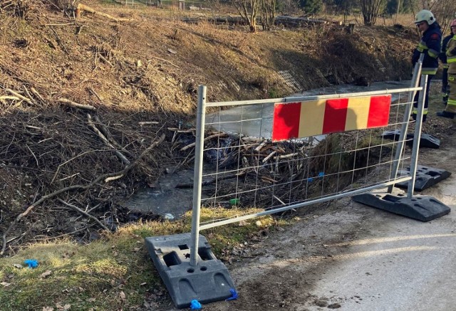 Barierka drogowa uniemożliwiała mężczyźnie wydostanie się o własnych siłach z potoku