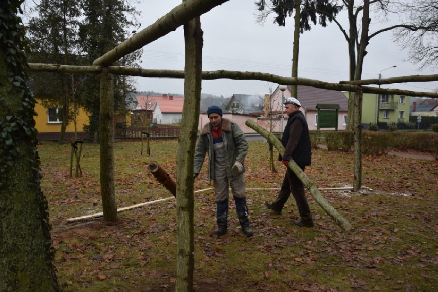 W sobotę (16 grudnia) grupa mieszkańców stawiała drewnianą...