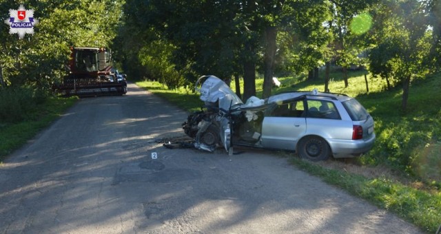 Iłowiec: Czołowe zderzenie audi z kombajnem. Nie żyje 17-latka