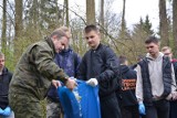 Młodzież z hajnowskiego liceum sprzątała las z okazji Dnia Ziemi [ZDJĘCIA]