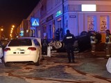 Groźna kraksa w centrum Wielunia. Auto dachowało na chodniku 