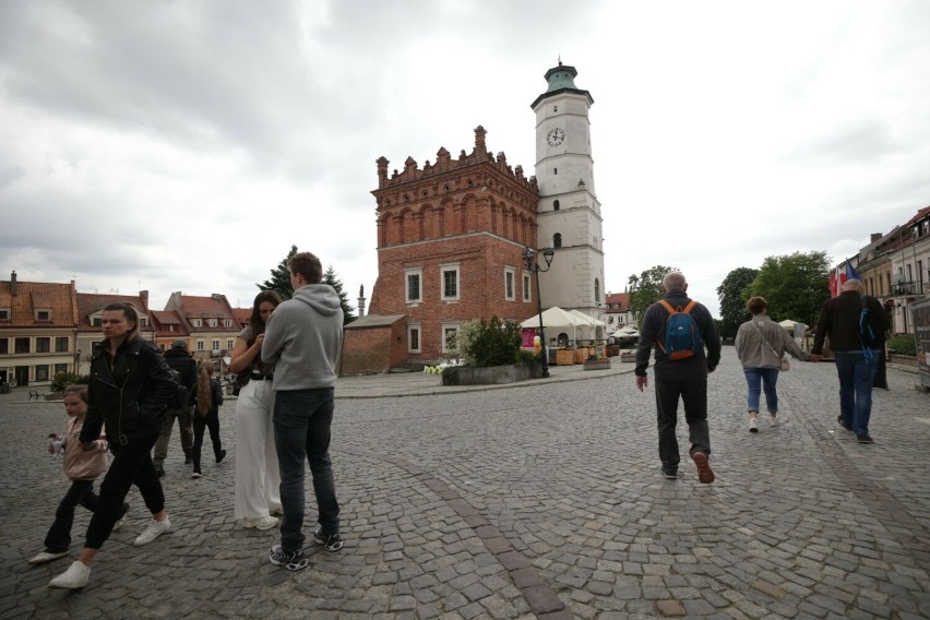 Turyści w Sandomierzu w sobotę 11 maja. Nie brakowało chętnych do spacerów w słoneczną pogodę. Zobacz zdjęcia