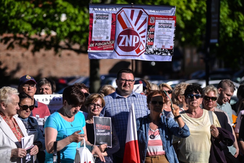 Manifestacja pod Sobieskim. ZOBACZ, jak w Gdańsku protestowali przeciw reformie edukacji [WIDEO]