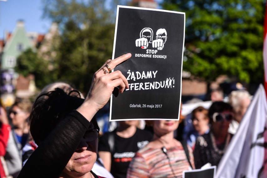 Manifestacja pod Sobieskim. ZOBACZ, jak w Gdańsku protestowali przeciw reformie edukacji [WIDEO]