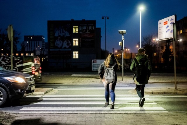 Nowoczesne oświetlenie pozwala kierowcom znacznie wcześniej dostrzec pieszych.

Na kolejnych slajdach prezentujemy, które przejścia dla pieszych w Bydgoszczy zostaną doświetlone >>>