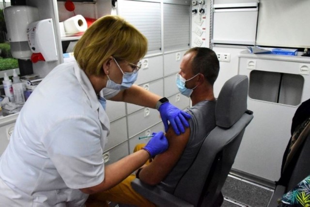 Po Kujawsko-Pomorskiem jeździ szczepionkobus. Na zdjęciu migawka z Wylatowa (gmina Mogilno)