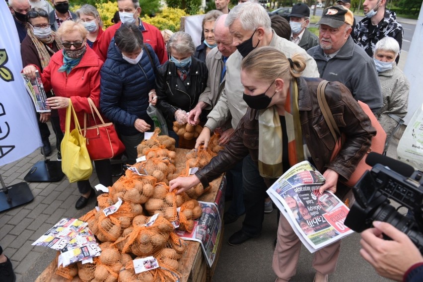  Rolnicy z AgroUnii protestują na Rubinkowie w Toruniu i rozdają kartofle. Zobacz zdjęcia!