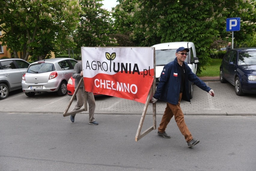  Rolnicy z AgroUnii protestują na Rubinkowie w Toruniu i rozdają kartofle. Zobacz zdjęcia!