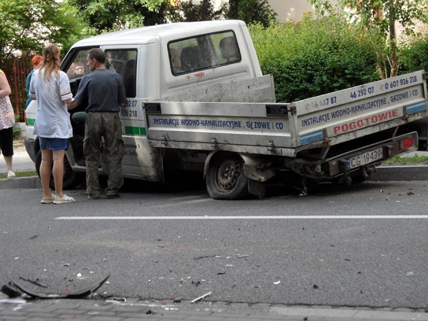 Na Parkowej zderzyły się dwa auta. Dwie osoby trafiły do szpitala