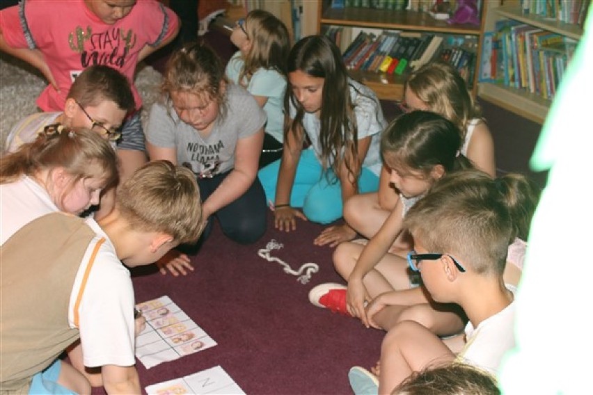 Uczniowie w komnatach tajemnic - akcja "Cała Polska czyta dzieciom" w szkole w Wicku