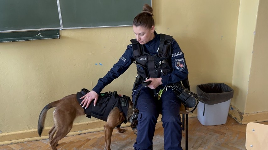 Policjanci oraz pies tropiący w Szkole Podstawowej nr 5 w Skierniewicach