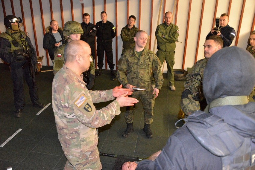 Ratownicy pola walki trenowali w Kielcach. Wspólne ćwiczenia żołnierzy i policjantów pod okiem US Army