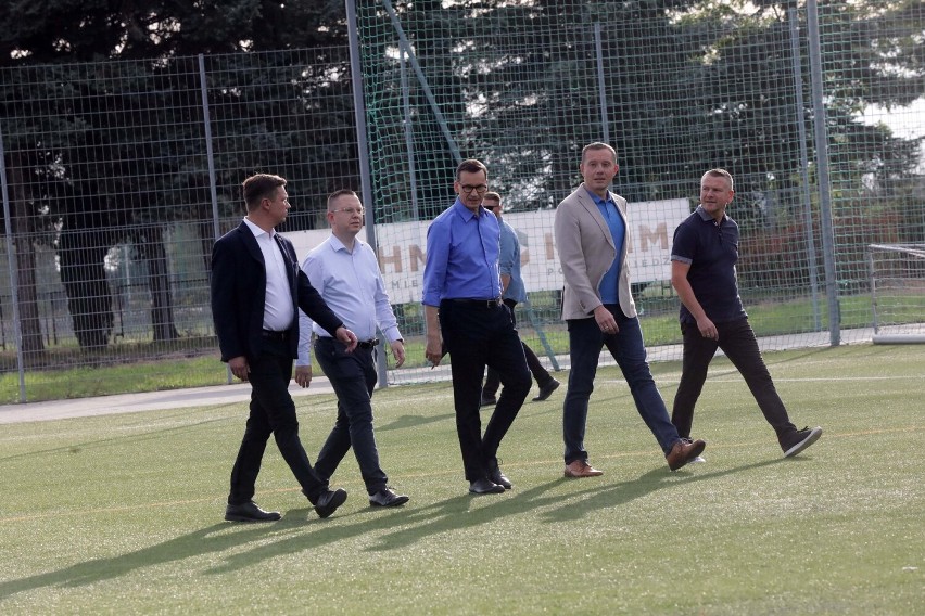 Premier Mateusz Morawiecki odwiedził zawodników akademii piłkarskiej, zobaczcie zdjęcia