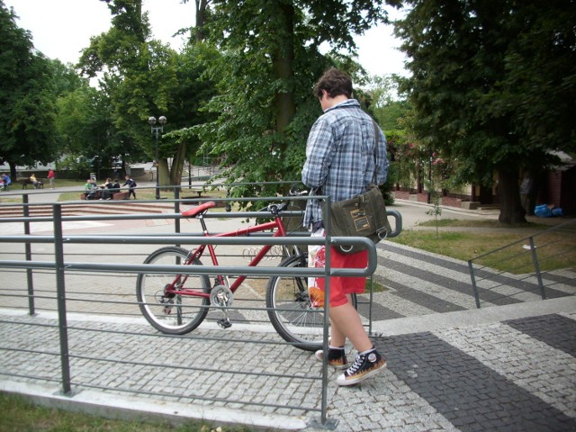 Ten młody człowiek w pełni zasłużył na tytuł "nie-dzielnego". Nie wiem jak jeździ, ale parkować na pewno nie potrafi. Przypiął rower w środku podjazdu dla niepełnosprawnych!!!