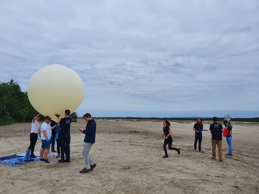 Przygotowania do lotu balonu stratosferycznego AGH Space...
