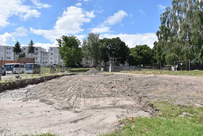 Malbork. Ludzkie szczątki na ulicy Sierakowskich. Inwestor zapewnia, że to niewielkie fragmenty, które są pozostałością po ekshumacji