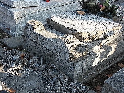 Młodzi przestępcy urządzili sobie libację na cmentarzu w Zabrzu-Rokitnicy. Zdewastowali groby