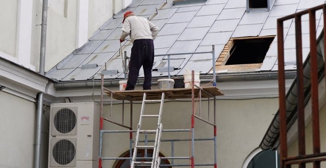 Rozpoczęły się prace mające na celu remont dachu Resursy Obywatelskiej w Radomiu.