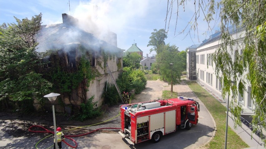 Pożar pustostanu koło mediateki w Piotrkowie przy ul....