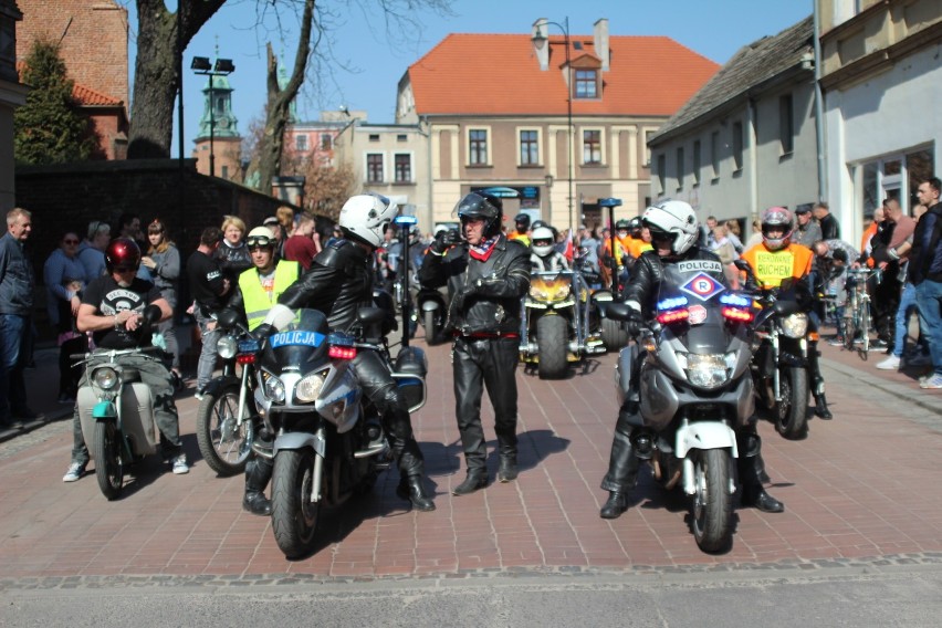 Motocykle przejechały w paradzie ulicami Gniezna