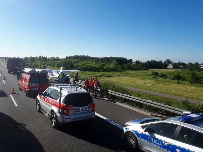 Awionetka awaryjnie lądowała na autostradzie A4 w Trzebownisku pod Rzeszowem [ZDJĘCIA]