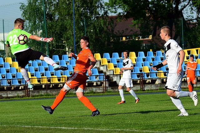 Patryk Biesiadziński (w środku) strzela swojego trzeciego gola w Sępólnie.