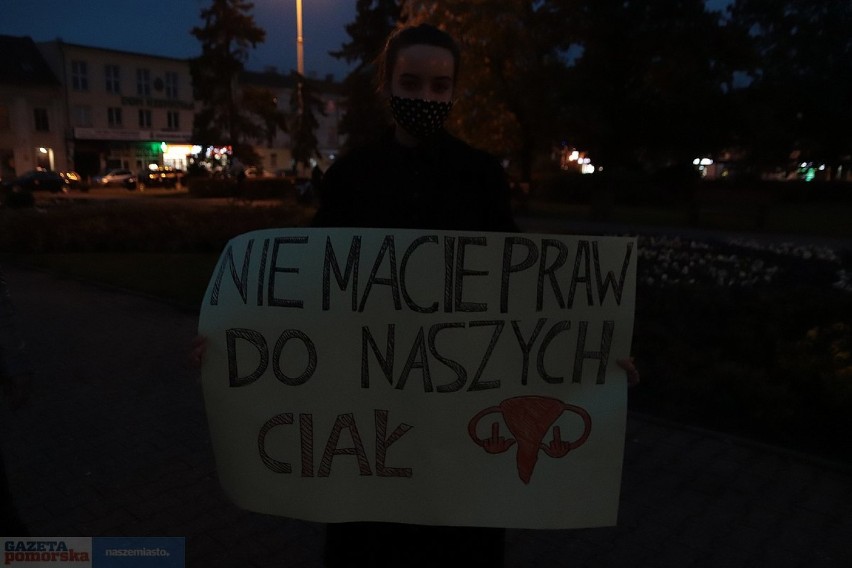 Protest "Pogrzeb praw kobiet" we Włocławku. Znicze pod...