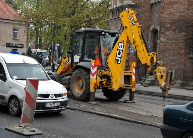 Przez najbliższe dni lepiej omijać centrum Inowrocławia. W ramach robót związanych z budową obwodnicy miasta, drogowcy kładą nowy asfalt na ulicy Staszica. Jest to główna arteria miasta, którą obok miejscowych aut przemierzają też pojazdy jadące od Poznania na Toruń i Bydgoszcz i oczywiście w kierunku przeciwnym. Co dzieje się na wspomnianej ulicy najlepiej pokazują zdjęcia. Zachęcamy do oglądania.