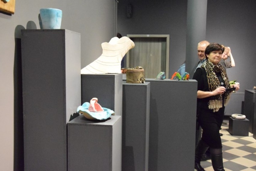 Wernisaż wystawy ceramiki w galerii Kaloryfer w Cieplewie. Realizują swoje pasje i tworzą ciekawe prace [ZDJĘCIA, WIDEO]