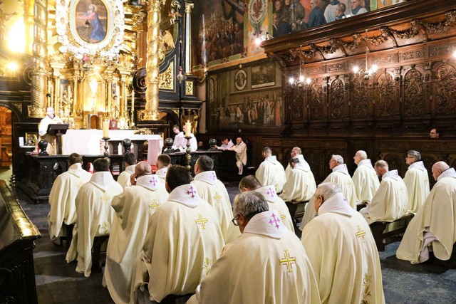 Obchody Triduum Paschalnego rozpoczyna wieczorna msza w Wielki Czwartek, kończą zaś nieszpory Niedzieli Wielkanocnej