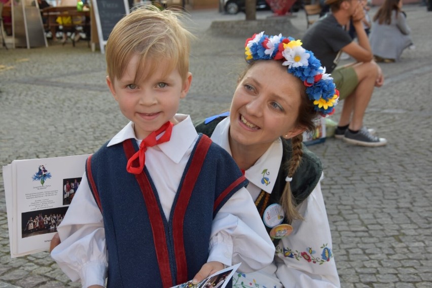 Międzynarodowy Festiwal Folkloru w Kościerzynie. Mieszkańcy bawili się w rytmie regionalnych pieśni i tańców [ZDJĘCIA]