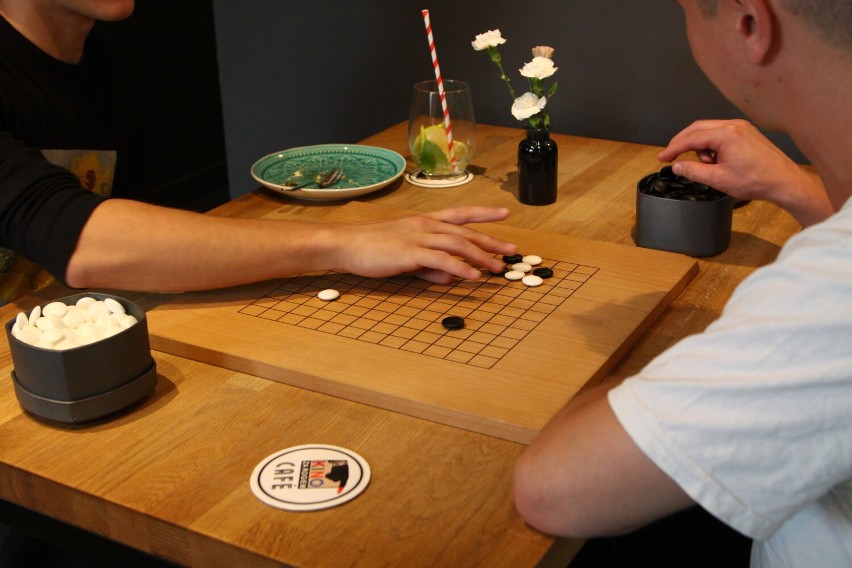 Piątkowe wieczory pasjonatów japońskiej gry "GO" w Kinie za Rogiem Café 