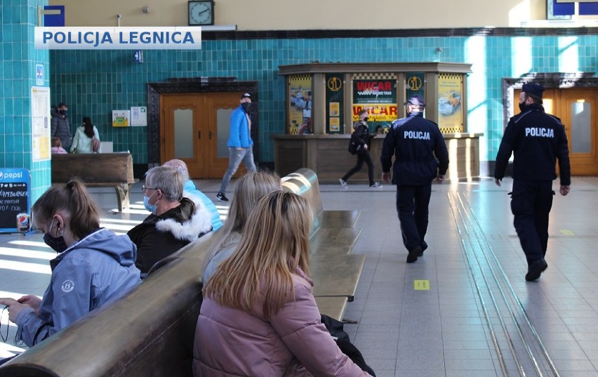 Legnica. Policjanci wciąż kontrolują mieszkańców. Sprawdzają, czy nosimy maseczki, są też kontrole w autobusach, sklepach i restauracjach