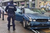 Policyjny pościg ulicami Woli. Naćpany kierowca rozbił auto na znaku drogowym. "Ma trzy sądowe zakazy prowadzenia pojazdów"