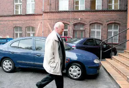 Jerzy Gołubowicz przed wejściem do prokuratury.