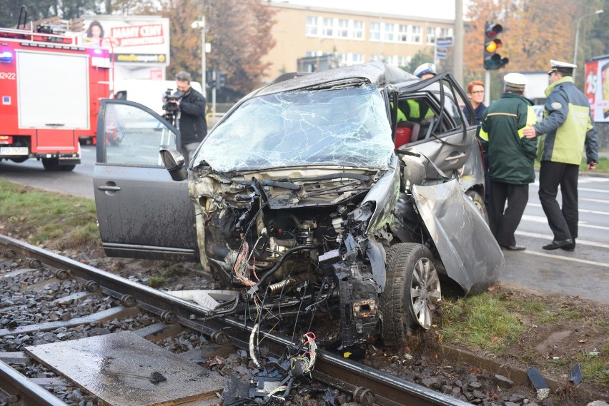 Tramwaj zderzył się z samochodem. Pięć osób rannych