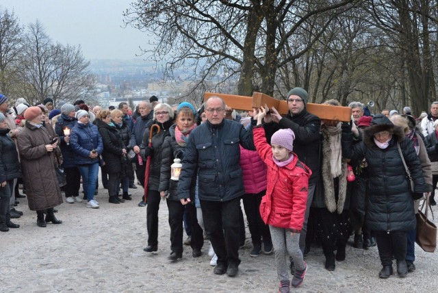 

Kilkaset osób uczestniczyło w piątkowej Drodze Krzyżowej na Karczówkę. Nabożeństwo poprzedziła msza święta pod przewodnictwem biskupa kieleckiego Jana Piotrowskiego. 

Msza święta została odprawiona w kościele parafialnym pod wezwaniem Niepokalanego Serca Najświętszej Maryi Panny w Kielcach. Po jej zakończeniu rozpoczęła się najstarsza w Kielcach Droga Krzyżowa ulicami miasta. Rozważania przy kolejnych stacjach prowadziła wspólnota Domowy Kościół Diecezji Kieleckiej. Nabożeństwo zakończyło się w klasztorze księży pallotynów na Karczówce. W Drodze Krzyżowej uczestniczyło kilkaset osób. 

A we wtorek, 16 kwietnia, ulicami Kielc przejdzie Droga Krzyżowa, w której uczestniczy najwięcej wiernych. Zapraszają na nią Kuria Diecezjalna w Kielcach wraz z Duszpasterstwem Akademickim Wesoła54.

Nabożeństwo, nazwane Świętokrzyskim Misterium Męki Pańskiej, rozpocznie się w Wielki Wtorek o godzinie 19 w kościele świętego Wojciecha w Kielcach. Przewodniczyć mu będzie biskup ordynariusz Jan Piotrowski razem z biskupami pomocniczymi Marianem Florczykiem i Andrzejem Kaletą. Rozważania oraz oprawę muzyczną Drogi Krzyżowej, przygotowane przez Wojewódzki Dom Kultury w Kielcach, poprowadzą artyści świętokrzyscy i przedstawiciele różnych środowisk społecznych naszego miasta. Zakończenie Misterium na Placu Jana Pawła II przy Bazylice Katedralnej.

- Bardzo serdecznie zapraszam  mieszkańców Kielc i nie tylko do udziału w Drodze Krzyżowej. Wyruszymy z kościoła świętego Wojciecha, najstarszego miejsca Kielc, do Bazyliki Katedralnej. Przejdziemy ulicami miasta, zatrzymując się w miejscach szczególnie ważnych w historii Kielc i jego mieszkańców. Droga Krzyżowa  zakończy się w Bazylice Katedralnej, tam na zakończenie wspomnimy świętego Jana Pawła II - powiedział ksiądz biskup Marian Florczyk. 
Dorota Kułaga