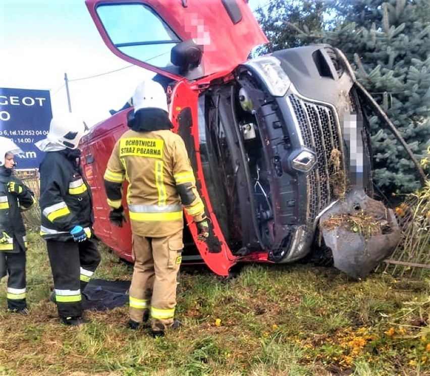 W Jerzmanowicach bus wypadł z drogi. Są poszkodowani