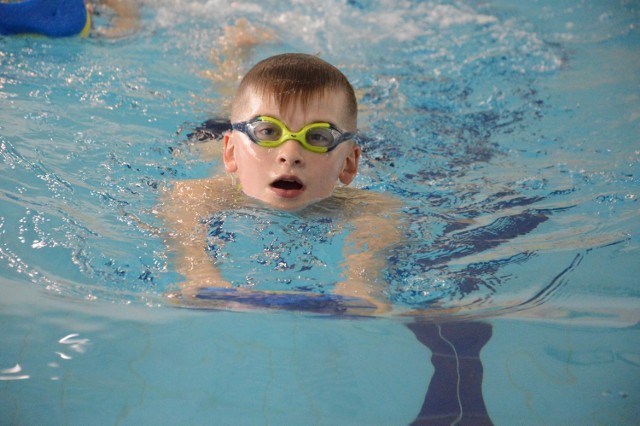 W sekcji pływackiej EKS Skry trenują dzieci i młodzież w wieku od 7 do 18 lat